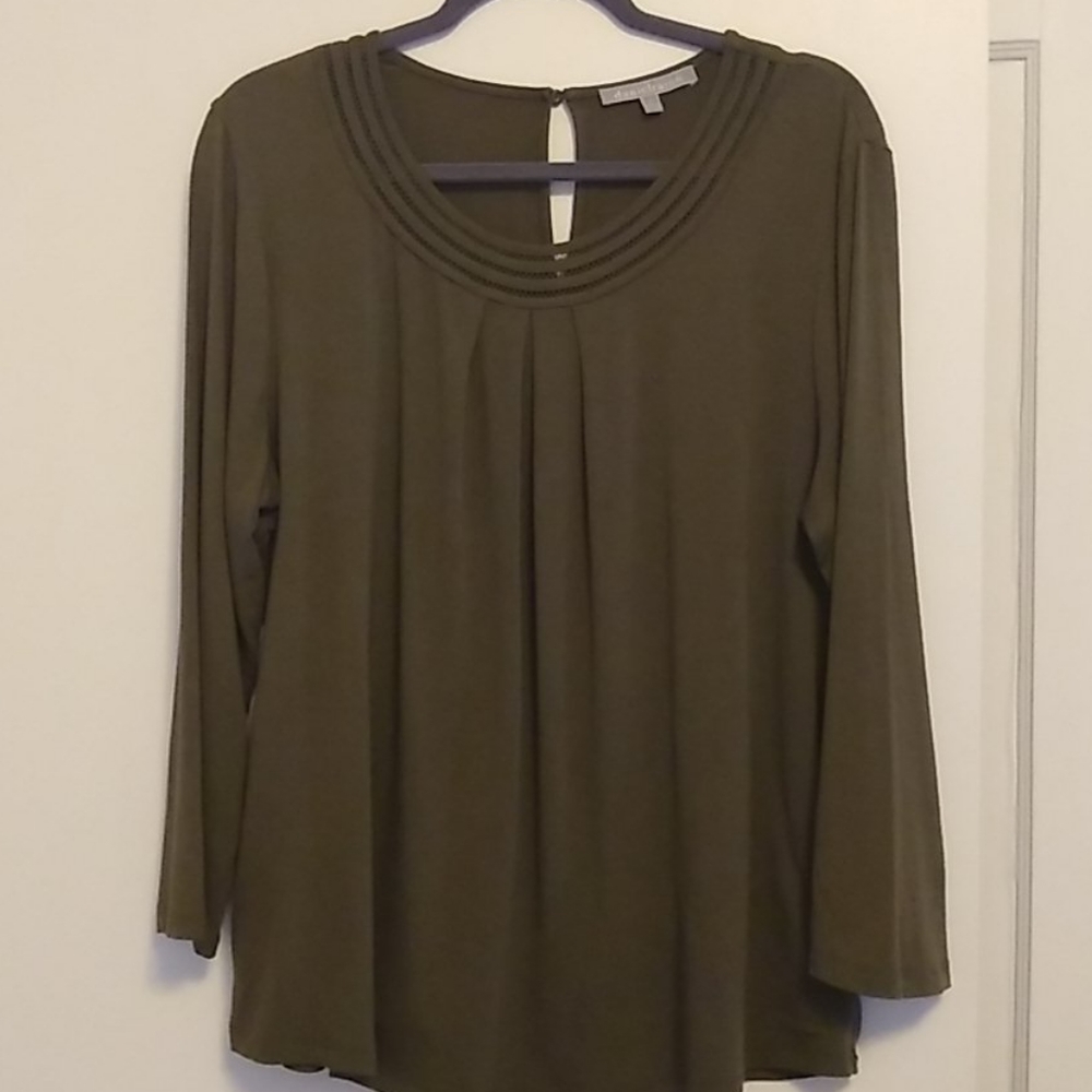 Olive XL knit top with scoop neckline.
